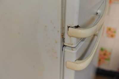 Beyaz ve paslanmaz çelik bir buzdolabını temizleme