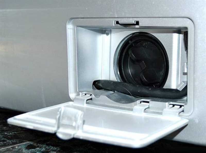 Indesit Çamaşır Makinesinde Üstten Yüklenen Filtrenin Nasıl Çıkarıldığı