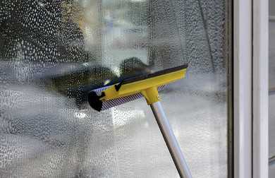 Pürüzsüz bir şekilde camları temizleyici ile temizleme