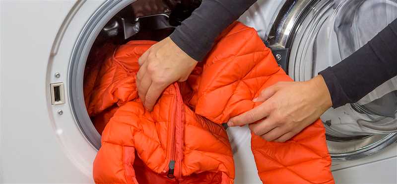 Pufy ceket temizliği için gerekli malzemeleri toplayın