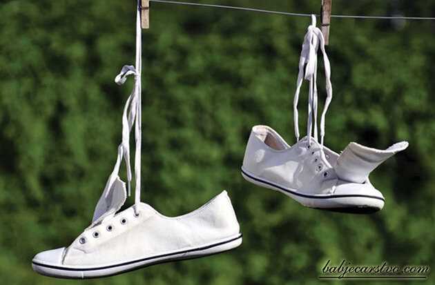 Beyaz ayakkabıların sararan lekelerini nasıl temizleyebilirsiniz?