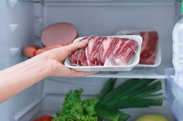  Dondurulmuş et ne kadar süreyle buzdolabında saklanabilir?
