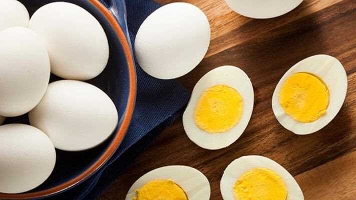 Çırpılmış Yumurtaların buzdolabında veya oda sıcaklığında ne kadar süre saklanması gerekir ve yemeklerin tüketim süresi nasıl uzatılabilir?